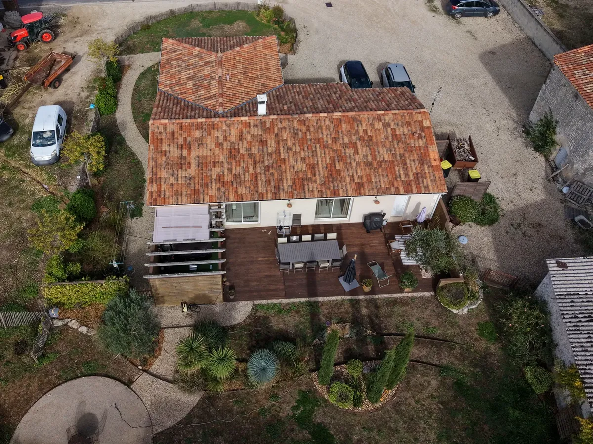 La même maison, sa terrasse et son jardin, photographiés par drone côté jardin