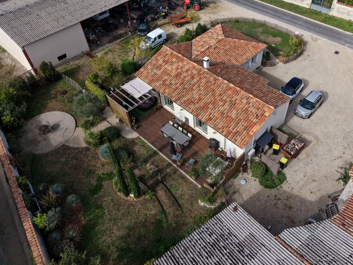 La maison et la terrasse photographiées par drone en trois-quarts
