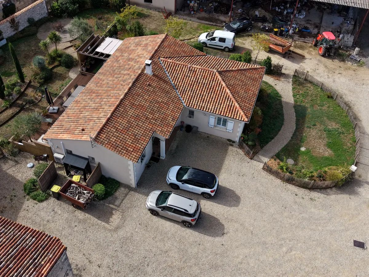 La maison, la cour et la pelouse photographiées par drone côté cour