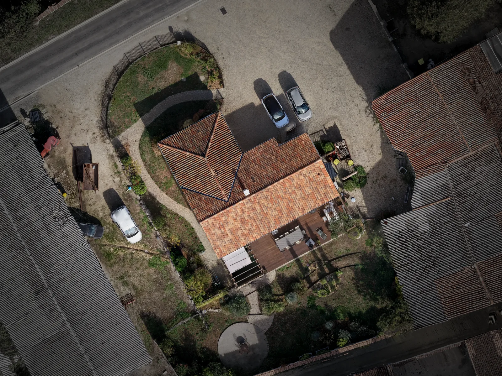La maison, sa cour et son jardin vus du dessus en orthophoto