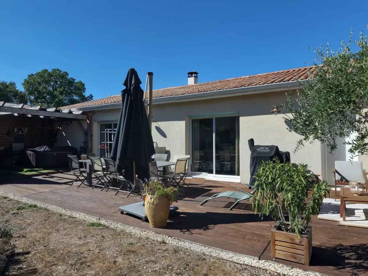 Maison et terrasse photographiées depuis le sol