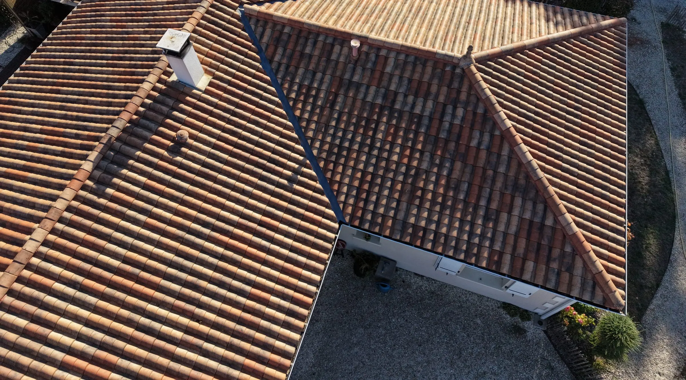 Toiture en tuiles canal vue de près par le drone