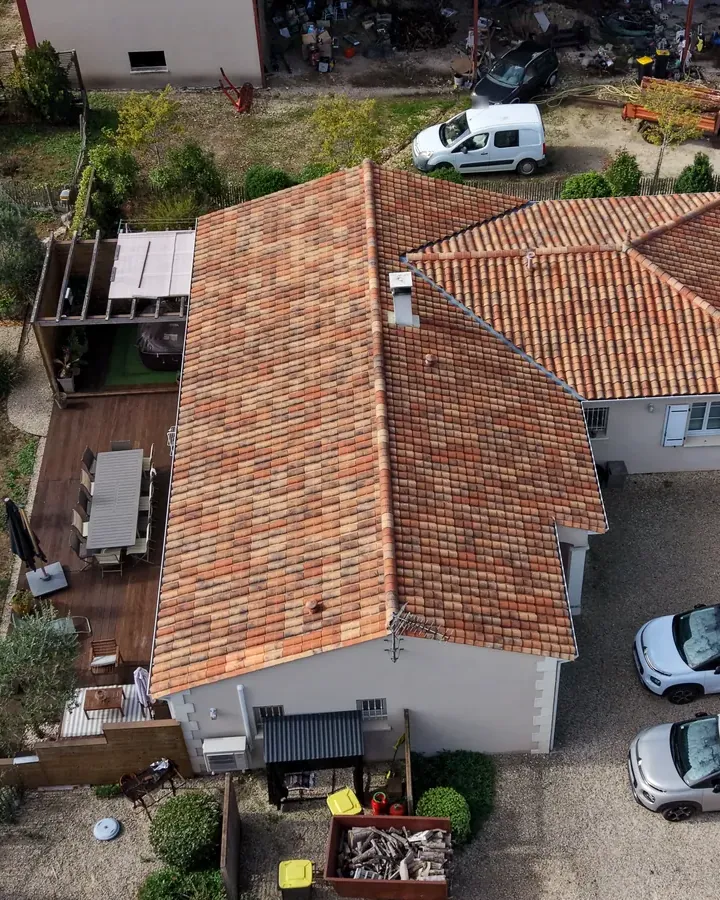 Publication Instagram d'une agence avec la photo aérienne de la maison
